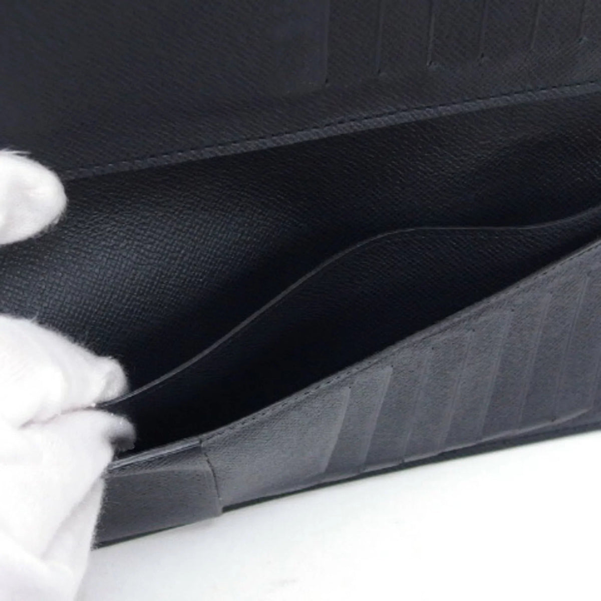 Pre-Owned Louis Vuitton Taiga Bifold Long Wallet Billfold Black (Good)