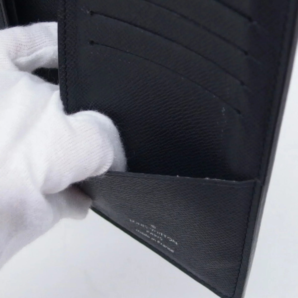 Pre-Owned Louis Vuitton Taiga Bifold Long Wallet Billfold Black (Good)