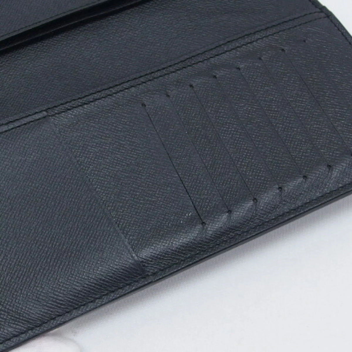 Pre-Owned Louis Vuitton Taiga Bifold Long Wallet Billfold Black (Good)