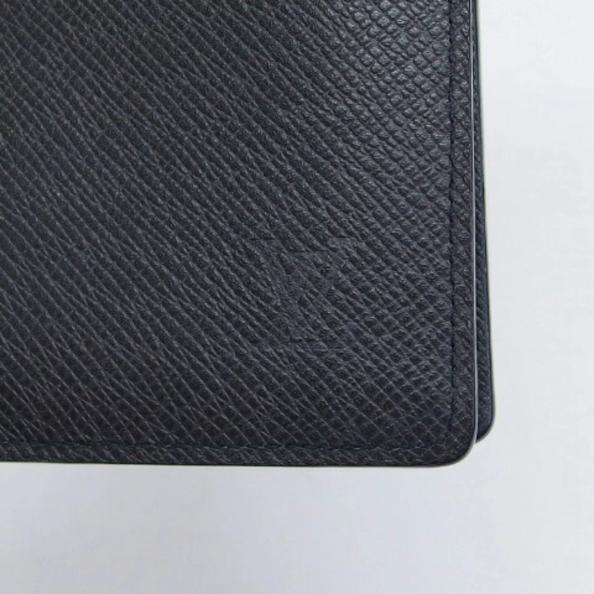 Pre-Owned Louis Vuitton Taiga Bifold Long Wallet Billfold Black (Good)