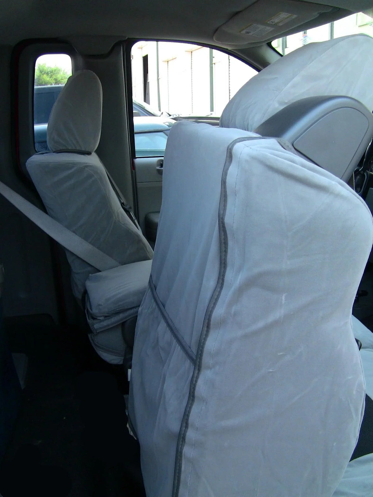 F369 2004-2008  F150 XLT Super Cab Front 40/20/40 Split Seat With Adjustable Headrests and Opening Center Console Two Tone in Dark Gray Velour and Black Twill