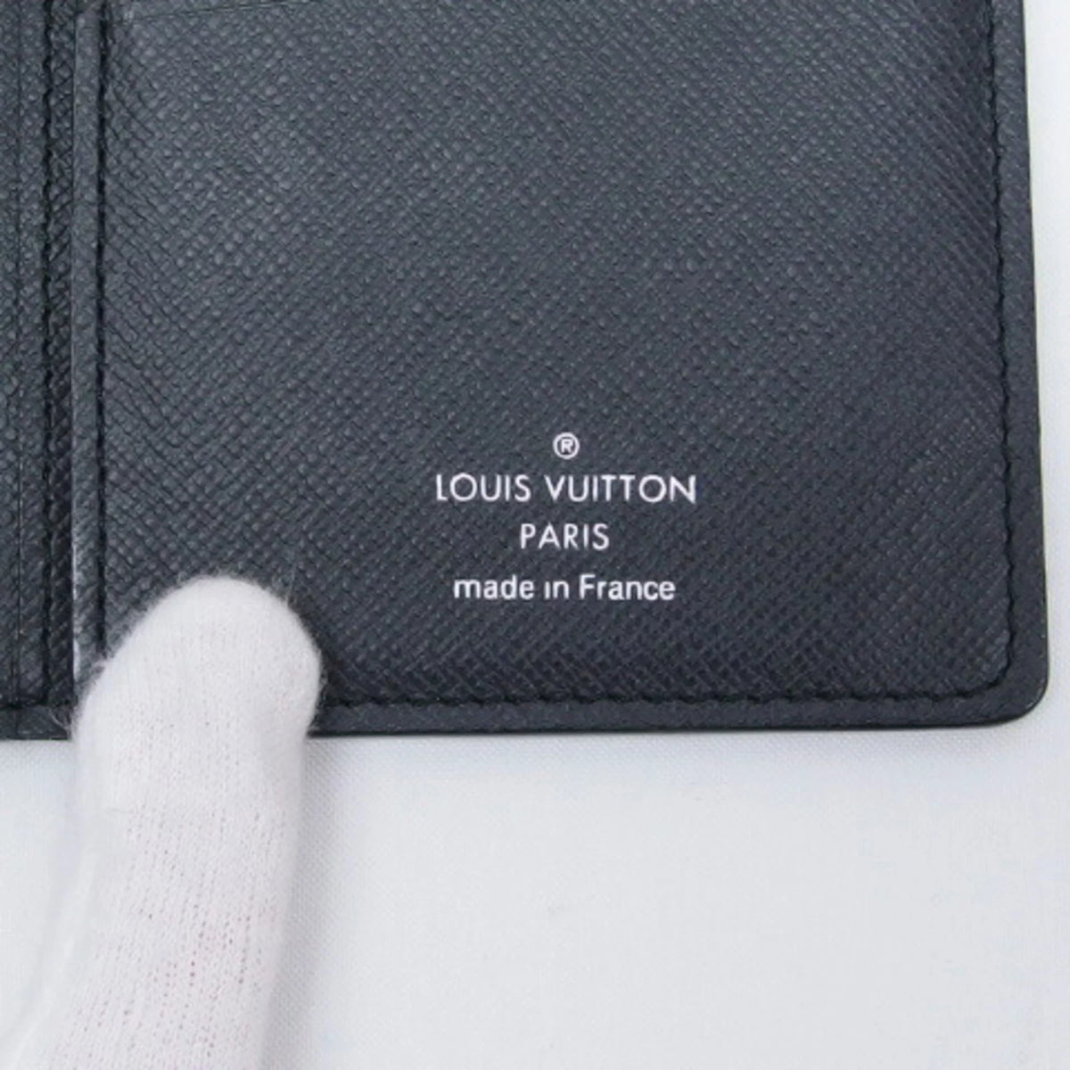 Pre-Owned Louis Vuitton Taiga Bifold Long Wallet Billfold Black (Good)